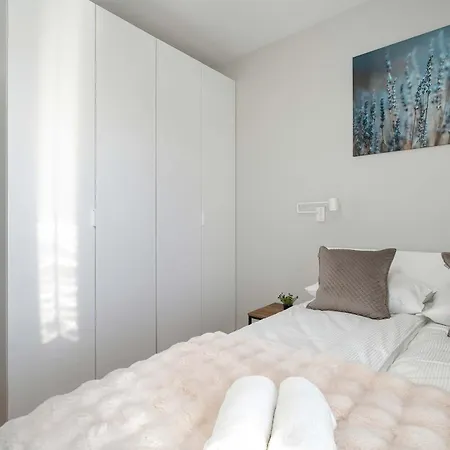 Апартаменты Bright Bulgarska With Parking Near Enea Stadium By Renters *